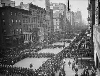 Parade des policiers, Fifth Avenue, New York, vers 1900-05